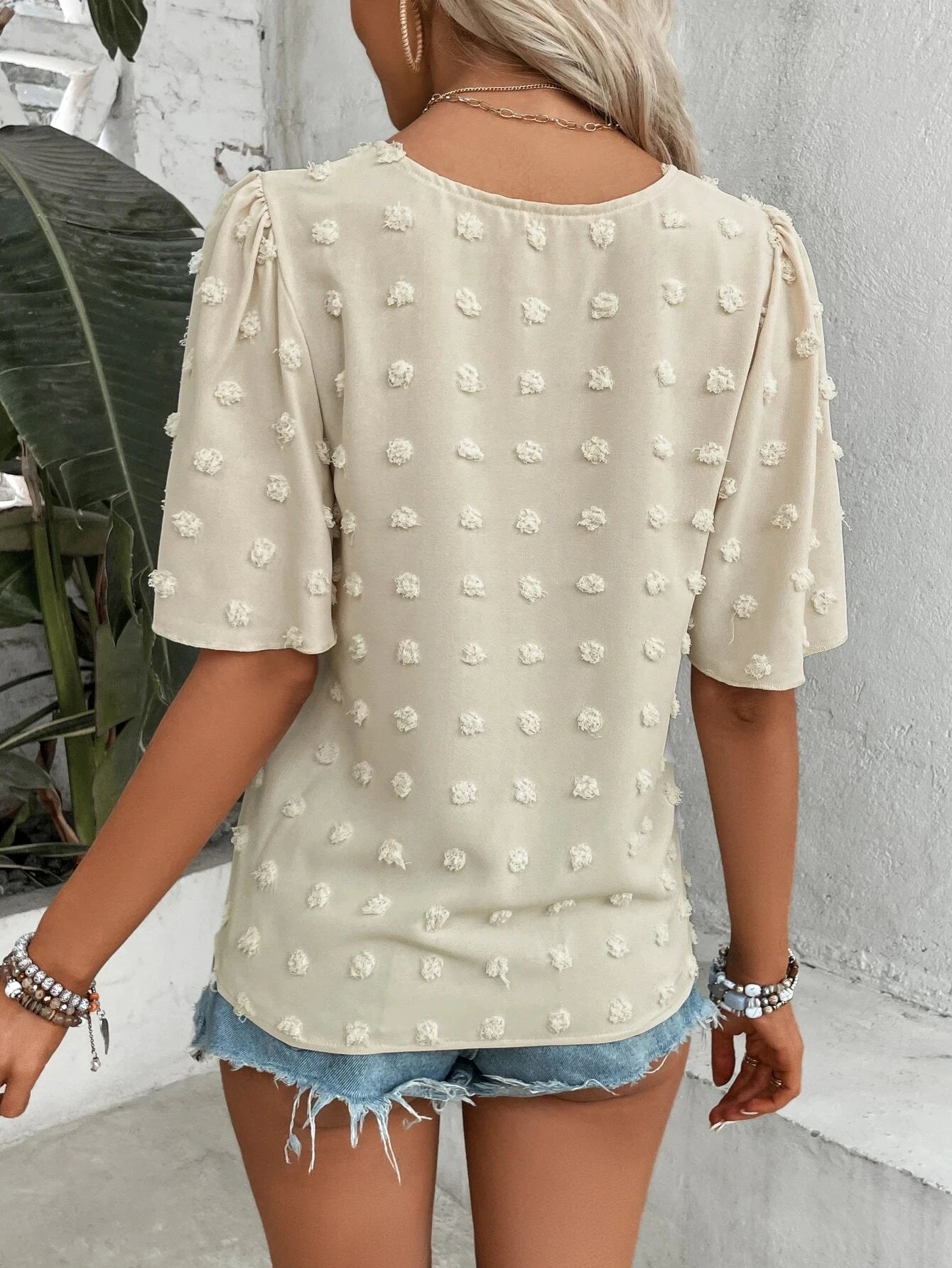 LVSANW Elegant and fashionable hollowed out round neck shirt for European and American women